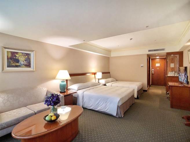 使用一张联合住宿券入住长荣桂冠酒店(台中)，可享平日入住豪华家庭房一晚，包含两客大人早餐。(图/长荣国际提供)