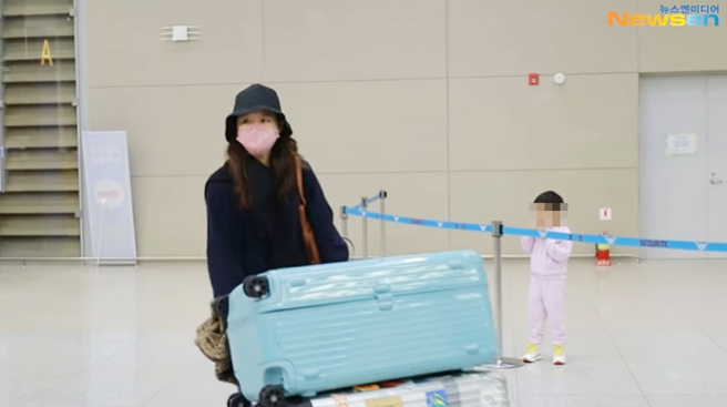 孔曉振現身韓國機場。（圖／翻攝自YouTube頻道《뉴스엔·NewsenTV·KOREA Entertainment news》）