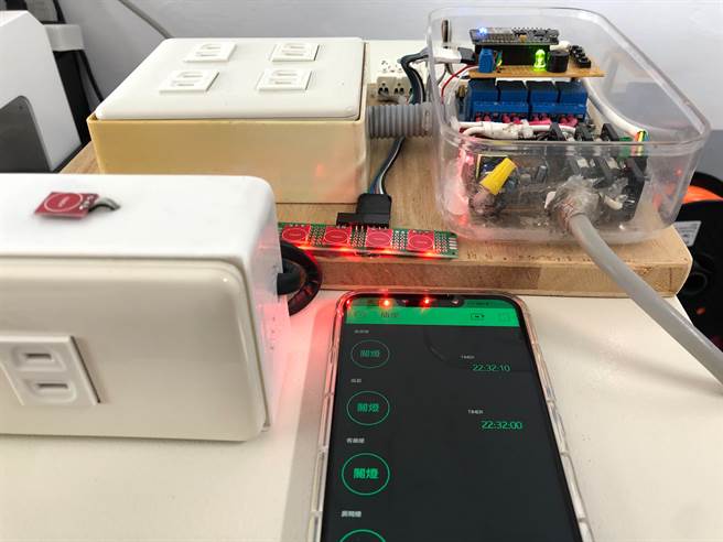 二信高中电机科学生研发的智慧插座，可以轻松在手机上控制电器的开关与节能。（二信高中提供／张志康基隆传真）透过
