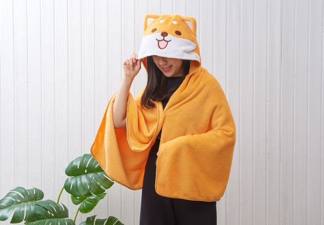 宏匯广场周年庆满额来店礼10/21-10/28可兑换限量柴语录披风毯乙份。（图／宏匯广场提供）