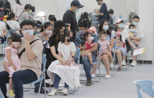 7种病毒轮番上阵，小孩曝班上只剩7人惨况。图为小朋友接种疫苗的画面。（本报系资料照）