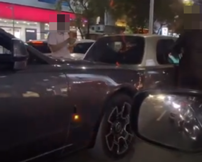 「劳斯莱斯」疑似未注意车前状况，与前方停红灯的March发生擦撞。(翻摄脸书高雄大小事)