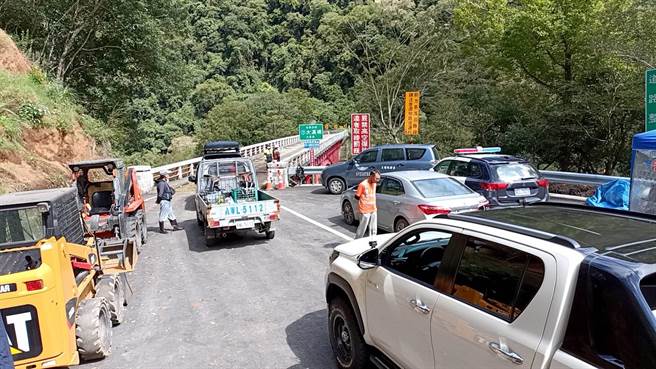 明池山庄受困者，预计175人从桃园復兴接驳下山。(大溪警分局提供／吕筱蝉桃园传真)