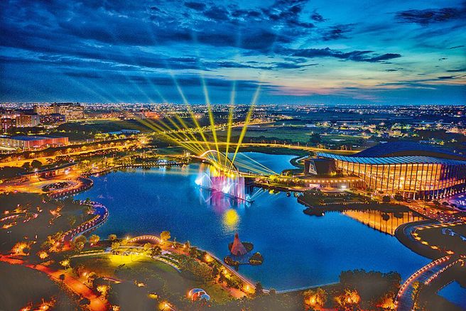 故宫南院综艺化 立委吁专注核心价值。图为2022故宫南院水舞及3D雷雕水幕秀登场。（故宫南院提供）