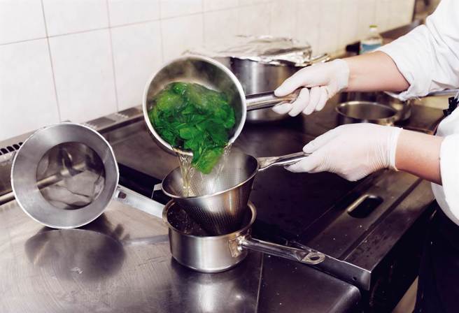 蔬果的膳食纖維可改善腸胃蠕動，讓人排便順暢。(示意圖/ Shutterstock )