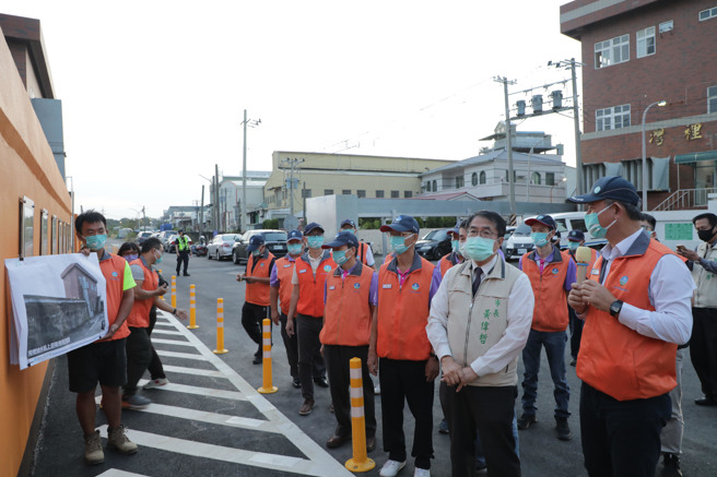 黄伟哲前往二仁溪堤防及湾里抽水站视察防汛作业、巡查水情，并代表185万市民，致赠加菜金给防汛护水的志工。(
台南市政府提供)