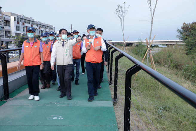 黄伟哲前往二仁溪堤防及湾里抽水站视察防汛作业、巡查水情，并代表185万市民，致赠加菜金给防汛护水的志工。(
台南市政府提供)