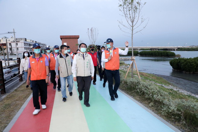 黄伟哲前往二仁溪堤防及湾里抽水站视察防汛作业、巡查水情，并代表185万市民，致赠加菜金给防汛护水的志工。(
台南市政府提供)