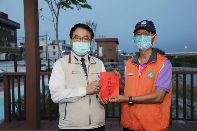 黄伟哲前往二仁溪堤防及湾里抽水站视察防汛作业、巡查水情，并代表185万市民，致赠加菜金给防汛护水的志工。(台南市政府提供)