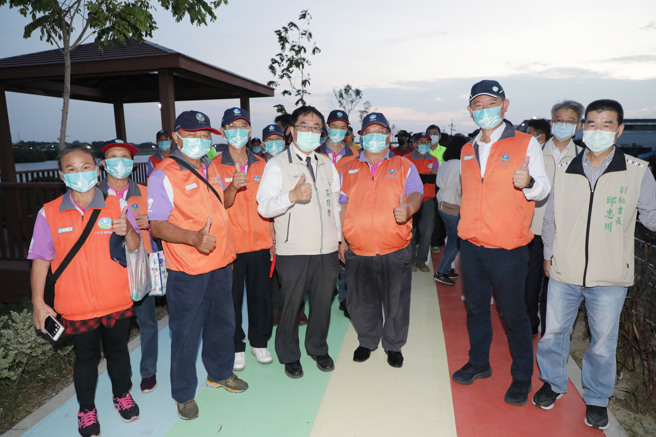 黄伟哲前往二仁溪堤防及湾里抽水站视察防汛作业、巡查水情，并代表185万市民，致赠加菜金给防汛护水的志工。(台南市政府提供)