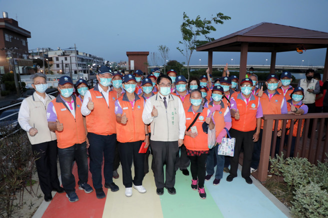 黄伟哲前往二仁溪堤防及湾里抽水站视察防汛作业、巡查水情，并代表185万市民，致赠加菜金给防汛护水的志工。(
台南市政府提供)