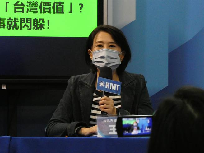 高雄市长陈其迈以「医师市长」之姿争取连任，并强调自己从医初衷从未改变。但国民党文传会副主委王鸿薇今再爆陈当初以公费生资格念医学院，却未履行去偏乡服务义务，至今医师证书都还扣在教育部而无法执业，从医初衷是为从政？（周志豪摄）