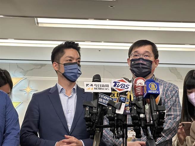 國民黨台北市長候選人蔣萬安今天拜會星宇航空董事長張國煒，對於航班之亂，張國煒受訪強調，星宇航空完全沒被影響。（楊亞璇攝）