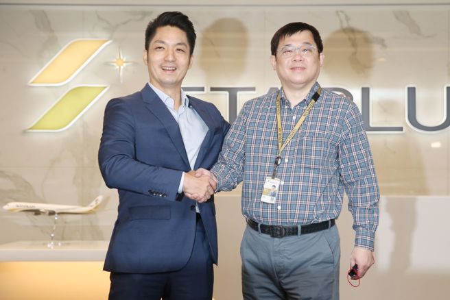 國民黨台北市長參選人蔣萬安（左）19日前往星宇航空參訪，星宇航空董事長張國煒（右）親自接待。（杜宜諳攝）
