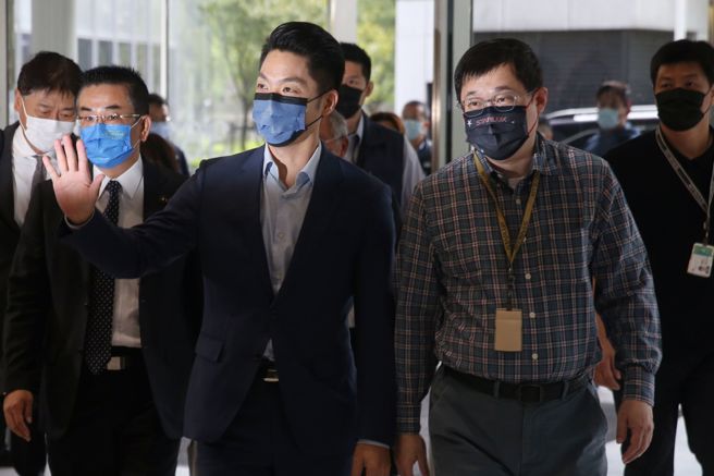 國民黨台北市長參選人蔣萬安（左）19日前往星宇航空參訪，星宇航空董事長張國煒（右）親自接待。（杜宜諳攝）
