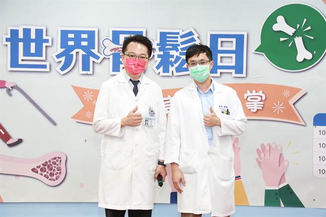 童医院响应世界骨松日，吴肇鑫副院长(左一)与骨质疏松照护中心梁哲翰主任(右一)，呼吁民眾应正视骨质疏松的可怕与预防治疗。(童医院提供)