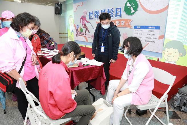 童医院现场提供足跟定量超音波仪器，让民眾进行初步筛检。(童医院提供)