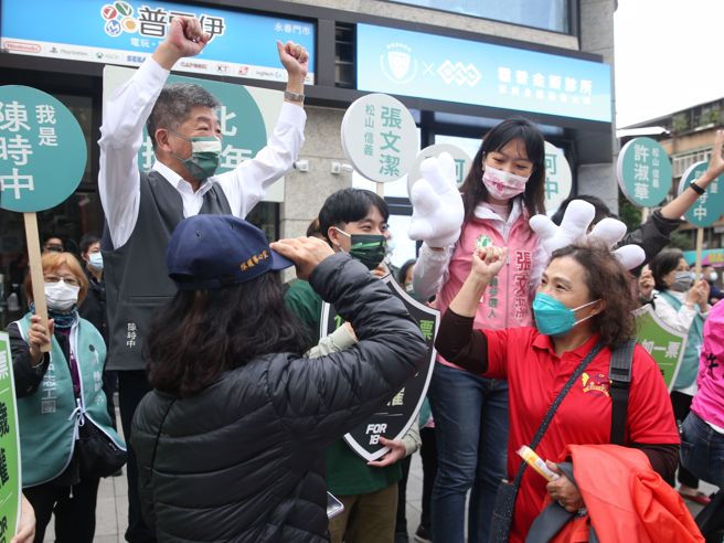 民进党台北市长参选人陈时中19日前往松山路及忠孝东路口，向路过民眾挥手拜票。（杜宜谙摄）