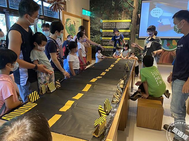 化身「佛拉格」体验梭德氏赤蛙于繁殖季节过马路时所面临的挑战(满月圆游客中心提供)