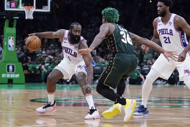 七六人哈登(左)持球面对塞尔提克史马特，七六人中锋恩比德(右)伺机掩护。（美联社）