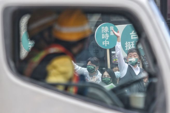 民进党台北市长参选人陈时中19日前往松山路及忠孝东路口，向路过民眾挥手拜票。（杜宜谙摄）