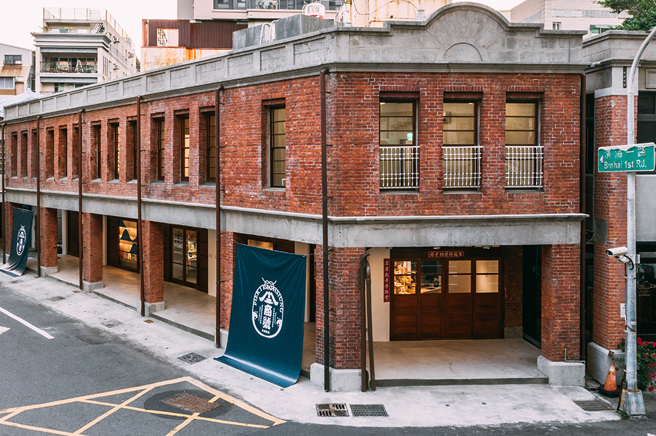 歷史建築「新濱町一丁目連棟紅磚街屋」1933年由楊家所建，為哈瑪星僅存少數昭和時期街屋。(圖片提供/高雄市政府文化局)