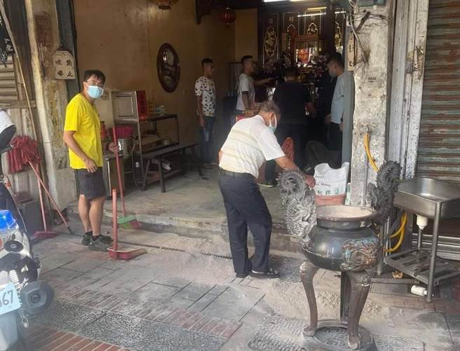 鹿港镇第一市场内的六头路池府王爷，19日上午被怪客闯入大肆破坏，砸毁神龛、推倒天公炉、还拆掉门柱。（民眾提供／吴敏菁彰化传真）