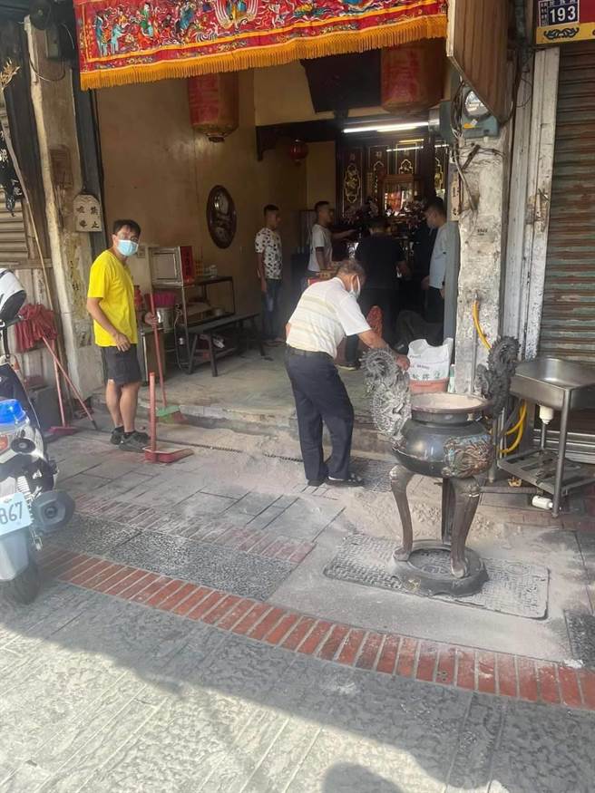 鹿港镇第一市场内的六头路池府王爷，19日上午被怪客闯入大肆破坏，砸毁神龛、推倒天公炉、还拆掉门柱。（民眾提供／吴敏菁彰化传真）