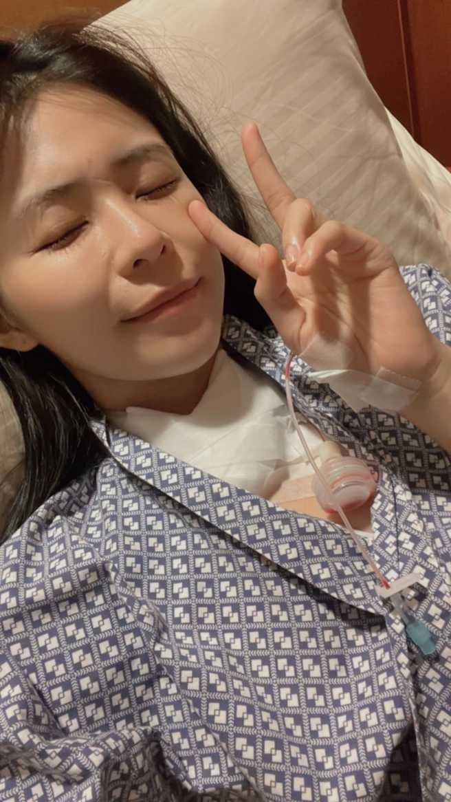 林萱瑜手术后晒病床照与粉丝报平安。（图／林萱瑜脸书）