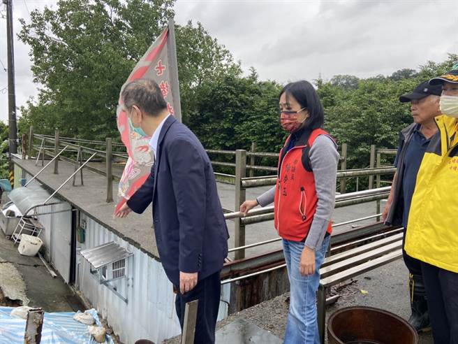 基隆市七堵区东新街北极宫前疑似走山，地层下陷近2公尺，市府铺设防水帆布预防现场塌陷扩大。（张志康摄）