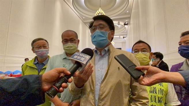 台湾民意基金会董事长游盈隆19日出席「台湾二次民主运动连线」中部县市宣示记者会，对九合一选举情提出看法。（冯惠宜摄）