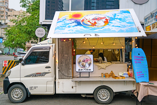 海鲜炒饭餐车挂上圆球串灯、摆上衝浪板，有随性不羁的海边浪人味。(摄影/Cindy Lee)