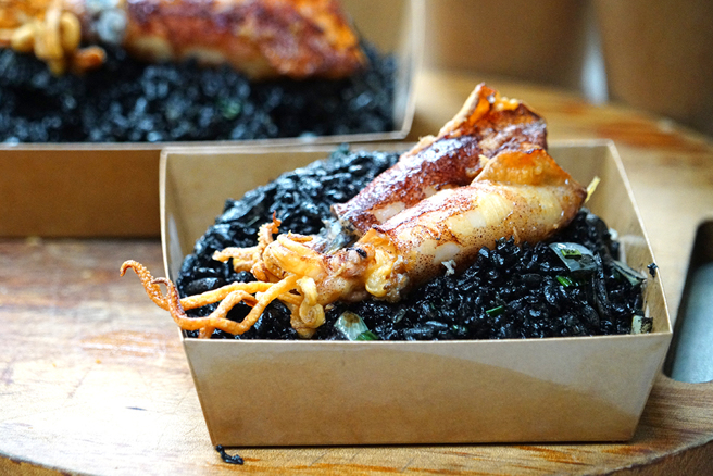 「墨鱼炒饭」以新鲜墨囊加米酒制成酱汁拌炒，盛产小卷的夏季，还会选用澎湖船上的现烫小卷，鲜Ｑ弹牙更加倍。(摄影/Cindy Lee)