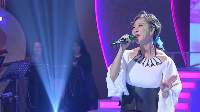 楊繡惠臨時上台代打演唱〈廣東花〉。（中視提供）