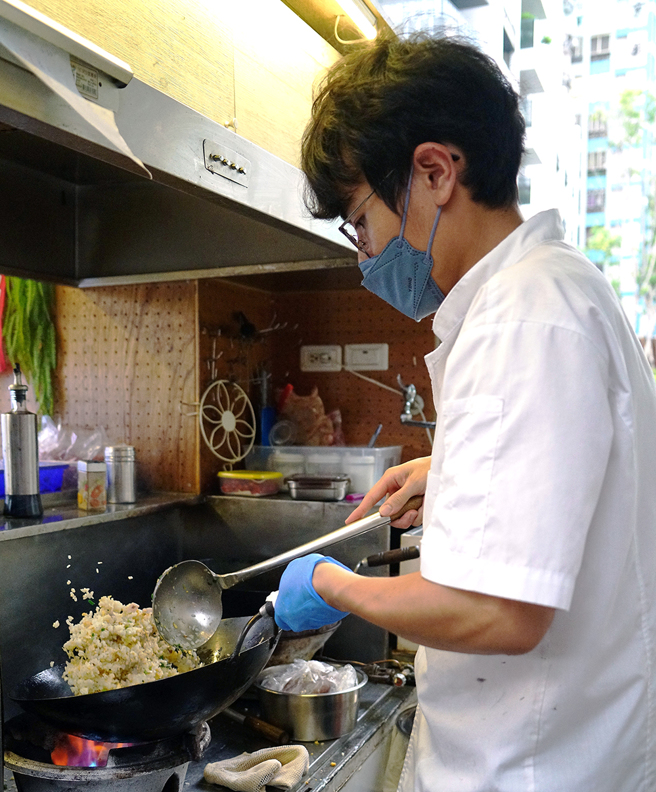 粒粒分明的炒饭全靠不断累积的真功夫，运用腕力快速甩锅，让白饭在深锅中快速旋转，均匀裹上酱汁。(摄影/Cindy Lee)