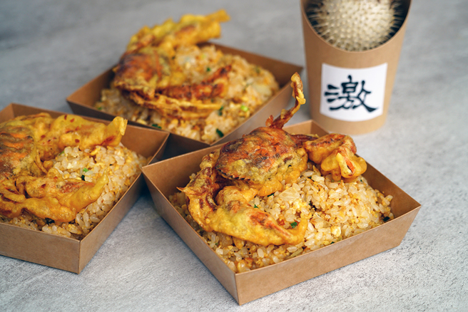 嘉煌用高级料理的态度掌厨，搭配海鲜的炒饭各有讲究。酥炸软壳蟹搭配的金沙炒饭也不简单，得先将咸蛋黄翻炒到冒泡，再加入蛋液和白饭拌炒，相当费工。(摄影/Cindy Lee)