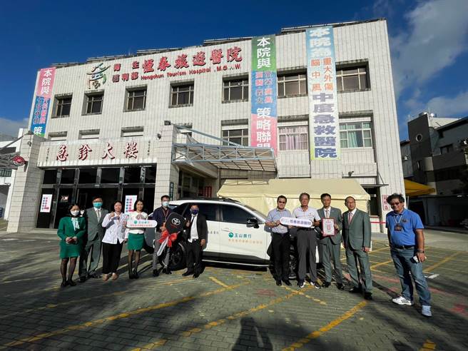 玉山银行捐1辆全新四轮驱动休旅车给恒春旅游医院，善尽社会责任。（恒旅提供／谢佳潾屏东传真）