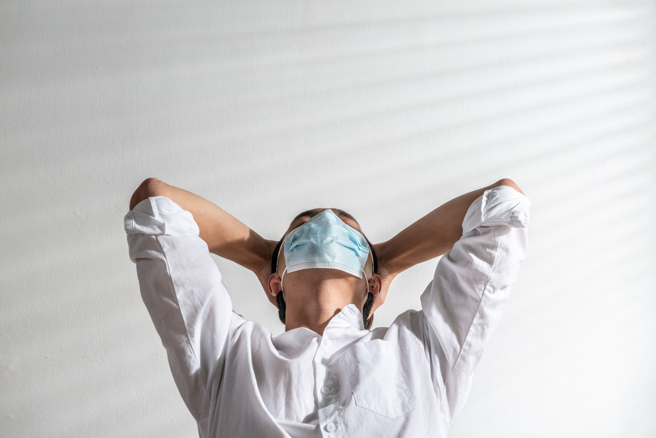 新竹1名牙医师常年往返新竹与屏东看诊，他去年12月发现结婚5年的妻子偷偷约网友回家过夜，还发现妻子偷偷把IG帐号换名称与照片，与小王藕断丝连。（示意图/shutterstock）