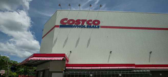 好市多与国泰世华银合作联名卡将到期，国泰世华银、北富银、台新银、中信银等业者都有收到竞标邀请，其中传出台北富邦银行将以出价超过12亿元打败国泰世华银，抢下新年度好市多联名卡发卡权。（图/ 中央社）