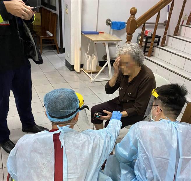 桃園大園一名80歲李姓老婦凌晨外出巡田水不小心跌倒。（翻攝畫面／蔡明亘桃園傳真）