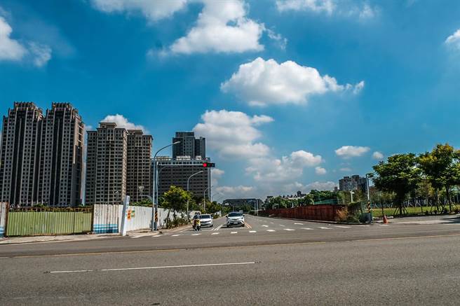 新竹县市「跨头前溪道路」计画，新竹县定线在竹北市中医大新竹附医前的兴隆路已开辟好4线道。（罗浚滨摄）