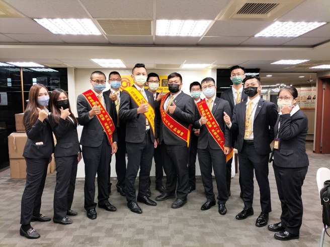 团队合作的工作模式，让房仲新人不用怕单打独斗，遇到问题都会有同事、店长即时支援。(图/永庆房屋提供)