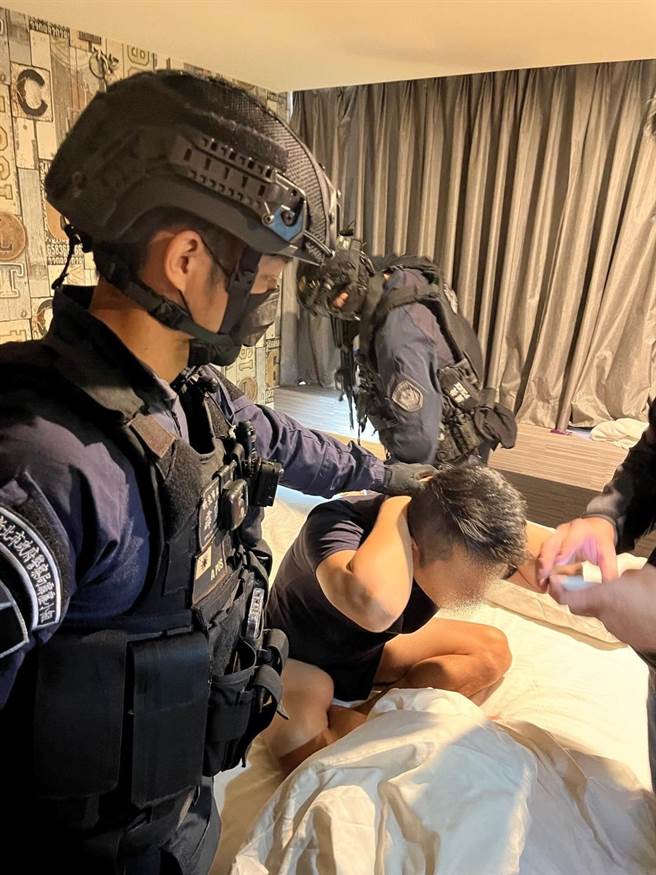 43岁的竹联帮仁堂文仁会分会长李姓男子被逮。（新北市刑大提供／李奇叡新北传真）