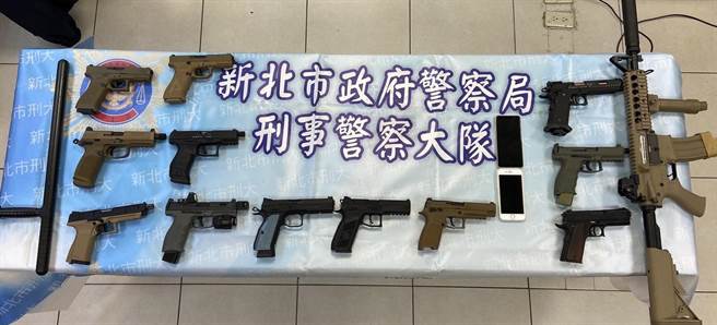 警方查扣作案用空气长枪1枝、短枪12枝、木棍1枝、手机2支等证物。（新北市刑大提供／李奇叡新北传真）