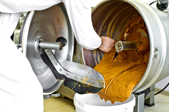 南韓一名23歲麵包工廠女員工不慎被捲進醬汁攪拌機，當場被活活絞死。（示意圖／shutterstock）