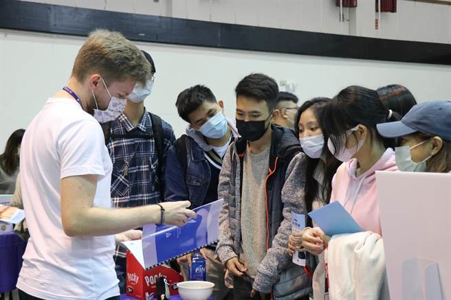 随着边境解封，大专校院学子赴海外交换热度逐渐回温。政大18日起连续3天举办实体留学展，场面热闹。(政大提供／李侑珊台北传真)