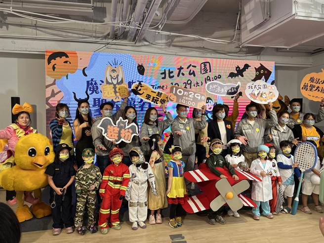 民进党新竹市长候选人沈慧虹将在下周六举办「魔法小虹万圣大游行」，19日宣传记者会上，小朋友们打扮成各种职业，模样逗趣可爱。（王惠慧摄）