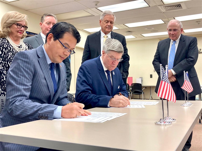 驻亚特兰大办事处处长王翼龙与南卡州高等教育委员会主委Rusty Monhollon博士(右)见证及签署备忘录。（驻亚特兰大办事处提供）