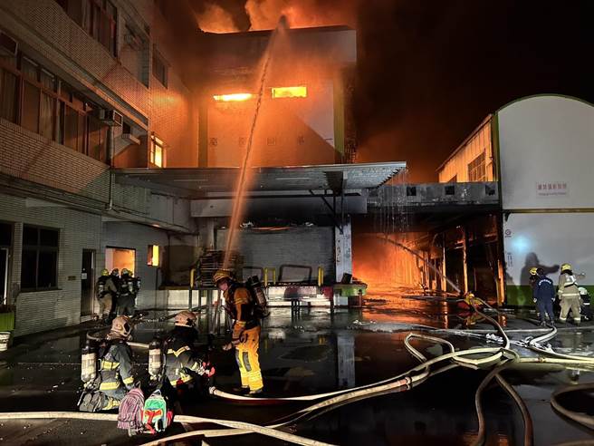 高雄市冈山区晋通化学工厂19日凌晨发生火警，高市消防局出动51车103人前往抢救，所幸没有造成人员伤亡。（翻摄画面／洪浩轩高雄传真）