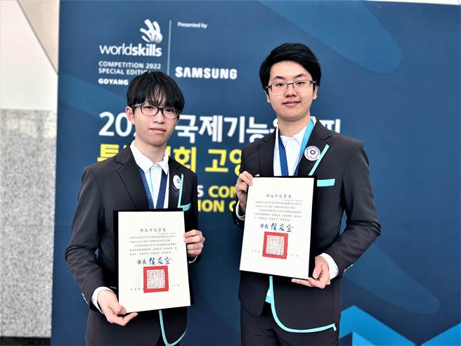 新北高工网页技术职种仇胤年（右）及行动应用开发职种叶家均2位国手，在46届国际技能竞赛分夺优胜及银牌，同时现场转颁新北市长侯友宜的贺电。（新北市教育局提供）